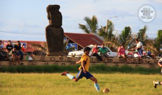 paaseiland-voetballen-bij-moai-beeld
