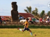 paaseiland-voetballen-bij-moai-beeld